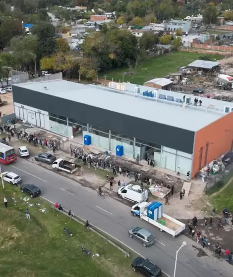 Largas filas bajo la lluvia para trabajar en un frigor�fico