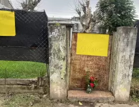 La puerta de la casa de Yolanda Raquel C�ceres, quien fue asesinada tras defender de un abuso a su hija de 8 a�os.