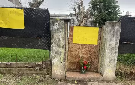 La puerta de la casa de Yolanda Raquel C�ceres, quien fue asesinada tras defender de un abuso a su hija de 8 a�os.