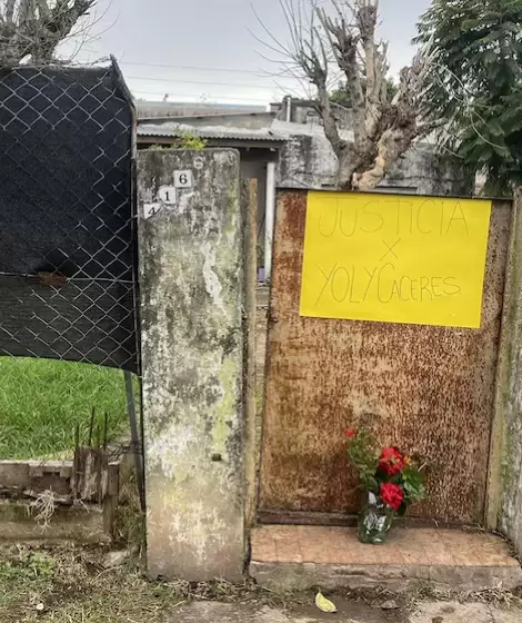 La puerta de la casa de Yolanda Raquel C�ceres, quien fue asesinada tras defender de un abuso a su hija de 8 a�os.