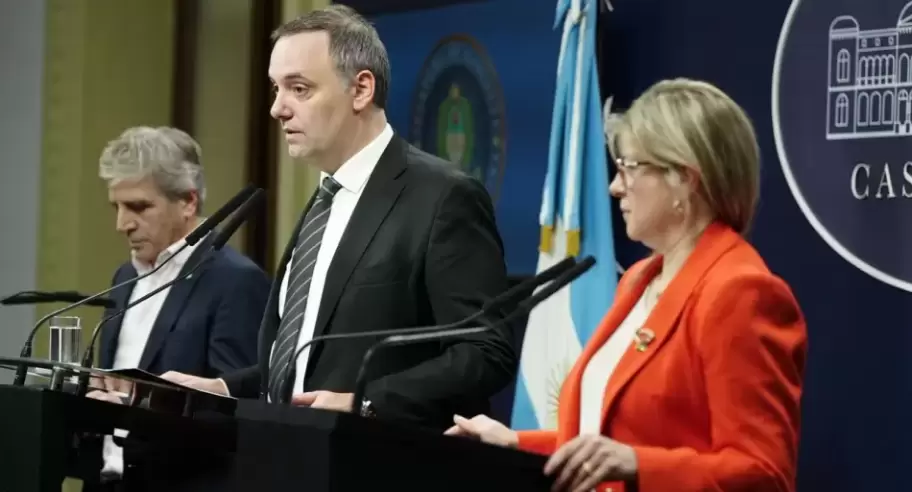 Manuel Adorni protegido por los ministros