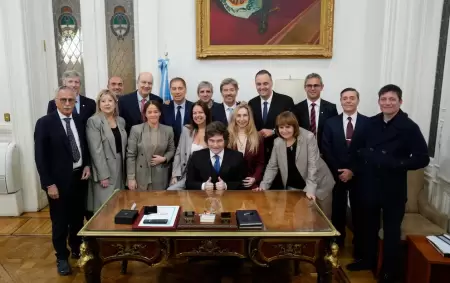 Javier Milei encabez� una reuni�n de gabinete para apoyar y respaldar a Manuel Adorni.