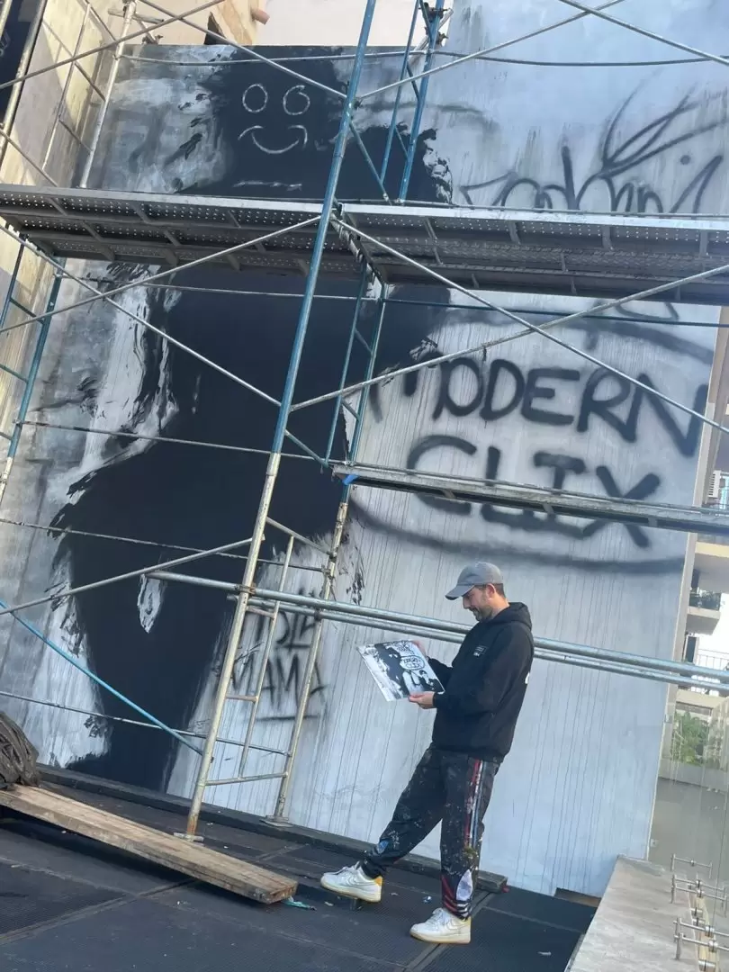 Fotos del mural de Charly Garc�a en Zivals