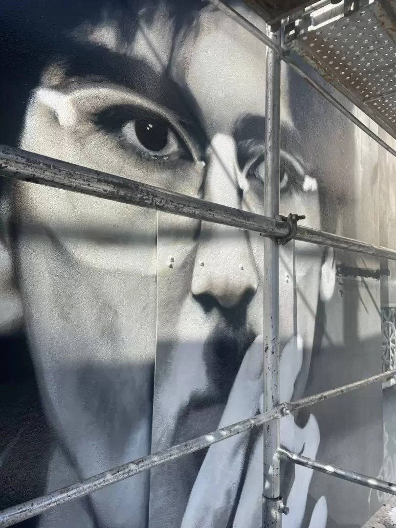 Fotos del mural de Charly Garc�a en Zivals