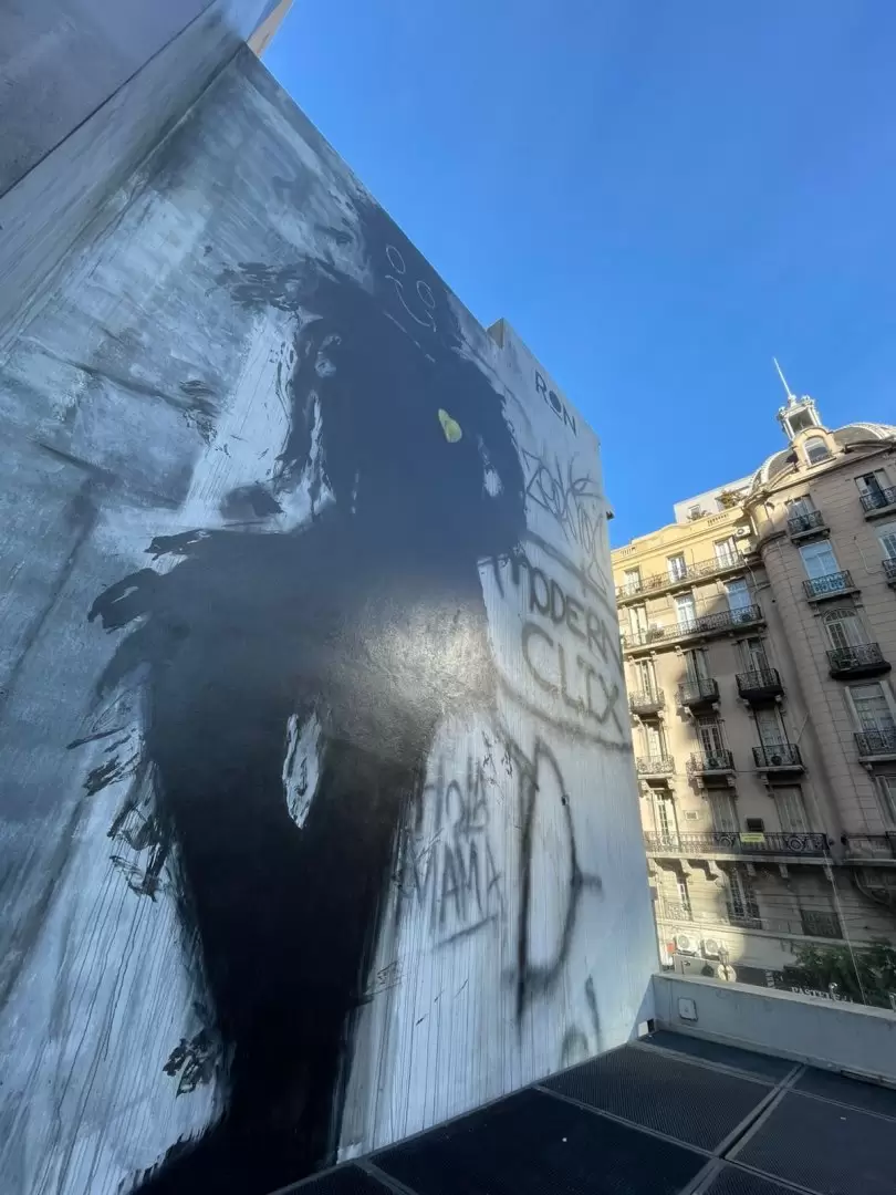 Fotos del mural de Charly Garc�a en Zivals