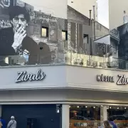 Zivals, Charly Garc�a y un mural que reivindica la cultura popular: "La gente levanta la cabeza y sonr�e"