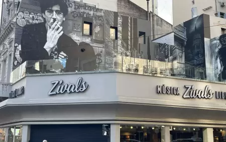 Fotos del mural de Charly Garc�a en Zivals