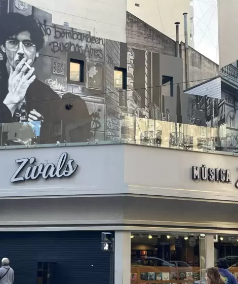 Fotos del mural de Charly Garc�a en Zivals