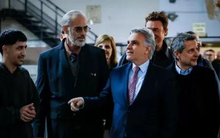 "Destruir, desfinanciar o asfixiar las escuelas t�cnicas es sacrificar el presente y el futuro de la industria nacional", asegur� Llaryora.