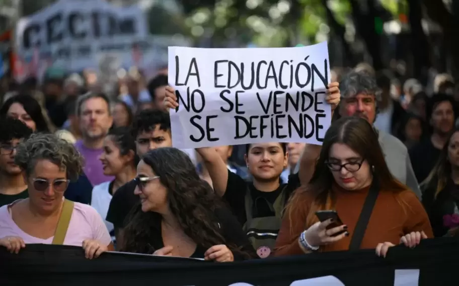 Carteles de la anterior marcha para proteger la educación pública