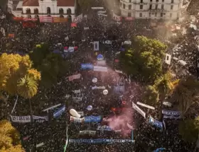 La cuarta Marcha Federal Universitaria llen� la Plaza de Mayo.