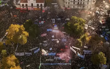 La cuarta Marcha Federal Universitaria llen� la Plaza de Mayo.