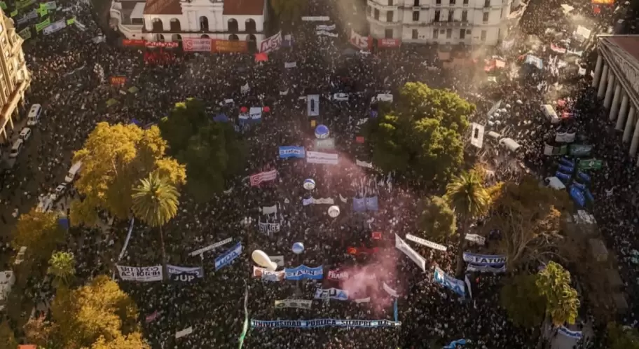 La cuarta Marcha Federal Universitaria llenó la Plaza de Mayo.