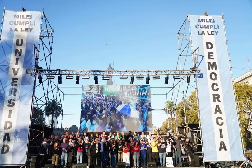 El escenario de la cuarta Marcha Federal Universitaria reclam� que Milei cumpla la ley.
