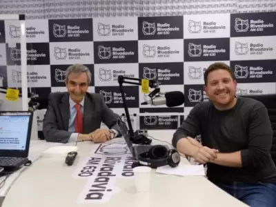 Nelson Castro y Jonatan Viale durante un pase en Radio Rivadavia.