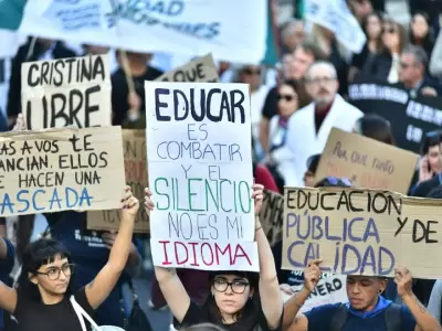 Rectores, docentes, investigadores, estudiantes y sindicatos universitarios realizaban la cuarta Marcha Federal Universitaria