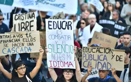 Rectores, docentes, investigadores, estudiantes y sindicatos universitarios realizaban la cuarta Marcha Federal Universitaria
