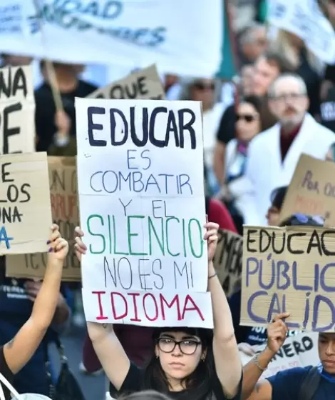 Rectores, docentes, investigadores, estudiantes y sindicatos universitarios realizaban la cuarta Marcha Federal Universitaria