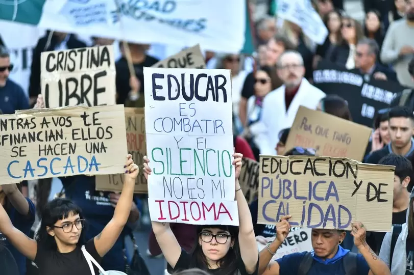 Rectores, docentes, investigadores, estudiantes y sindicatos universitarios realizaban la cuarta Marcha Federal Universitaria