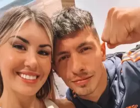 Lisandro Mart�nez junto a su mujer