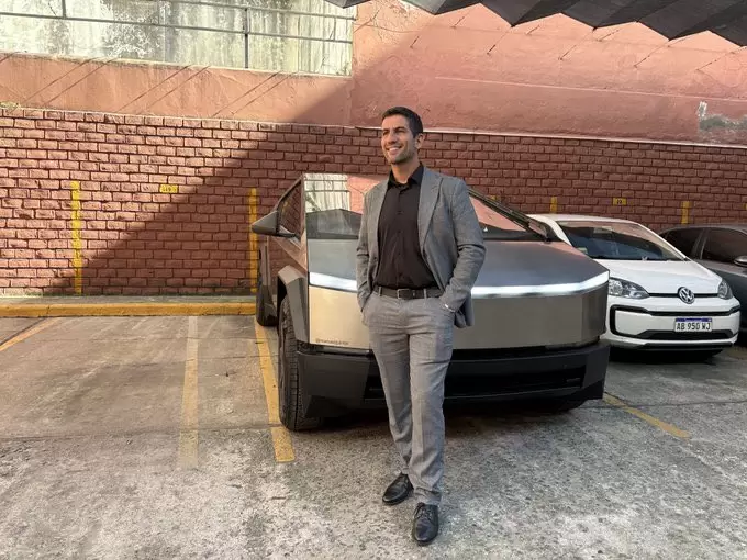 Manuel Quintar y su Cybertruck