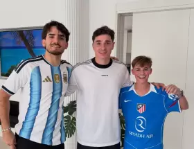 Gael Bajo viaj� a cortarle el pelo a Juli�n �lvarez