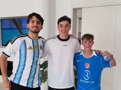 Gael Bajo viaj� a cortarle el pelo a Juli�n �lvarez