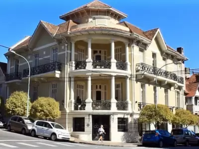 G�emes, Olavarr�a y Los Troncos: la Mar del Plata que funciona sin playa