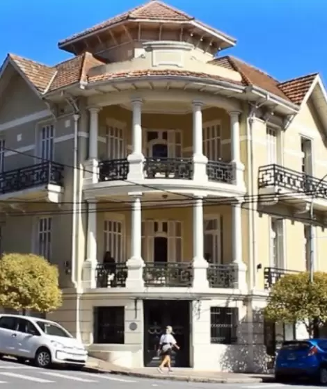 G�emes, Olavarr�a y Los Troncos: la Mar del Plata que funciona sin playa