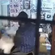 Asalto a caballo en Miramar: entraron a un kiosco, se llevaron mercader�a y escaparon al trote
