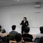 Mientras desfinancia la universidad pública, Milei dio una clase en una privada y se fue ovacionado