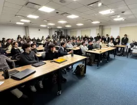 Los alumnos de Macroeconom�a Avanzada de la Maestr�a en Econom�a de la Universidad de San Andr�s observan a Javier Milei como profesor.