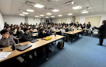 Los alumnos de Macroeconom�a Avanzada de la Maestr�a en Econom�a de la Universidad de San Andr�s observan a Javier Milei como profesor.