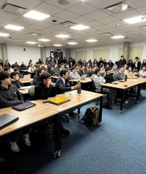 Los alumnos de Macroeconom�a Avanzada de la Maestr�a en Econom�a de la Universidad de San Andr�s observan a Javier Milei como profesor.
