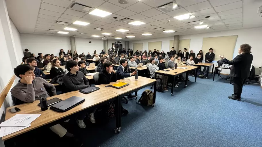 Los alumnos de Macroeconom�a Avanzada de la Maestr�a en Econom�a de la Universidad de San Andr�s observan a Javier Milei como profesor.
