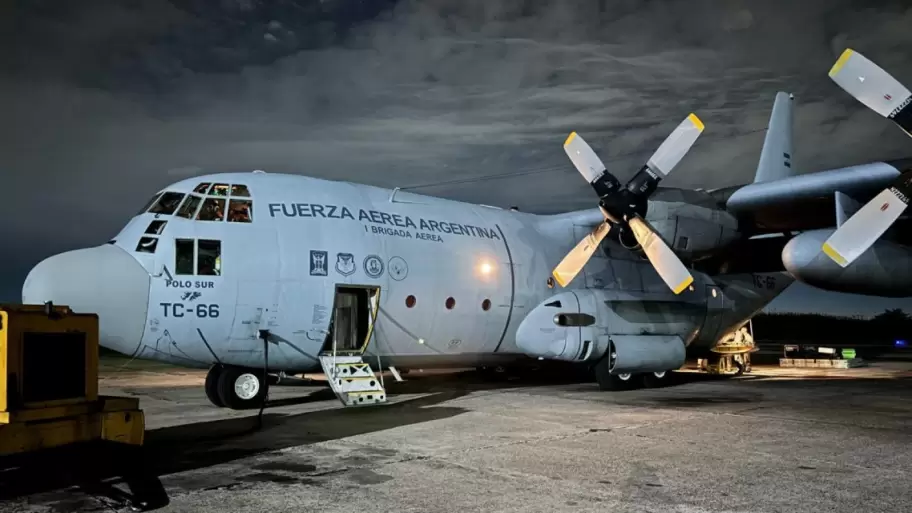 El avión Hércules C-130 de la Fuerza Aérea Argentina que fue a Bolivia a pedido del Ministerio de Defensa y la Cancillería.