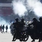A lo Macri: acusaron a Milei de enviar gases lacrim�genos en el avi�n H�rcules que mand� a Bolivia