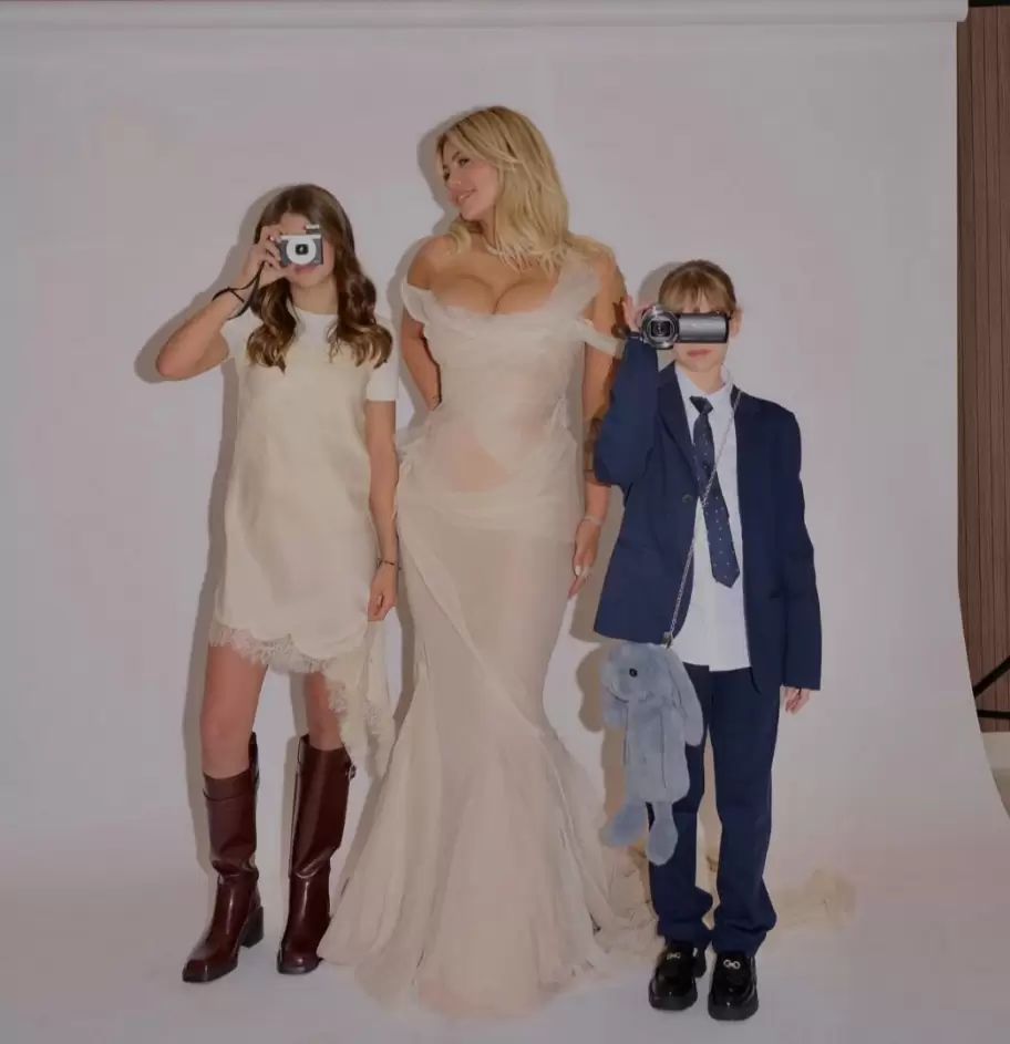 Wanda Nara lleg� a los Mart�n Fierro con sus hijas