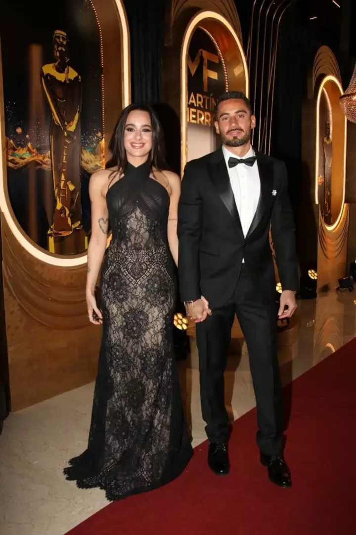 Nicol�s Occhiato y Flor Jazm�n Pe�a en la alfombra roja de los Mart�n Fierro