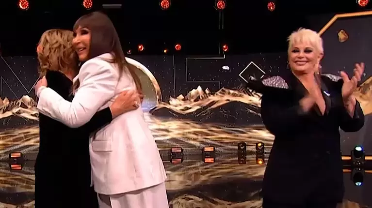 El abrazo entre Georgina Barbarossa y Moria Cas�n
