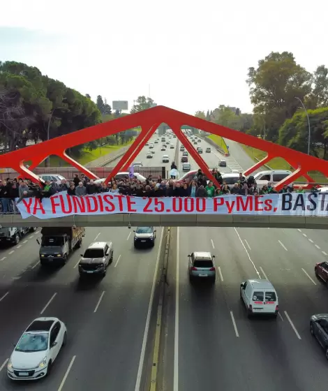 Trabajadores de Pymes se manifestaron y sufrieron una brutal represi�n