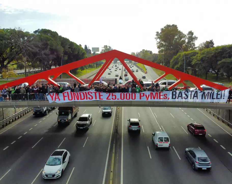 Trabajadores de Pymes se manifestaron y sufrieron una brutal represi�n