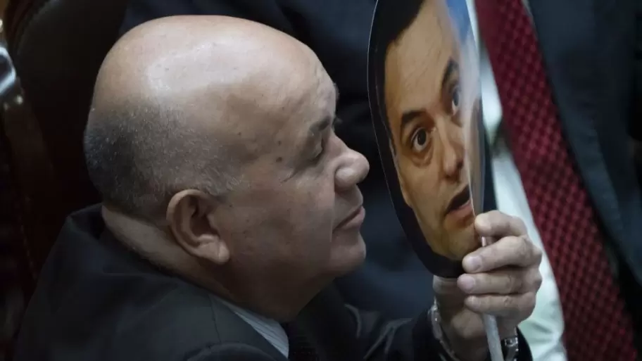 Aldo Leiva con una careta de Adorni