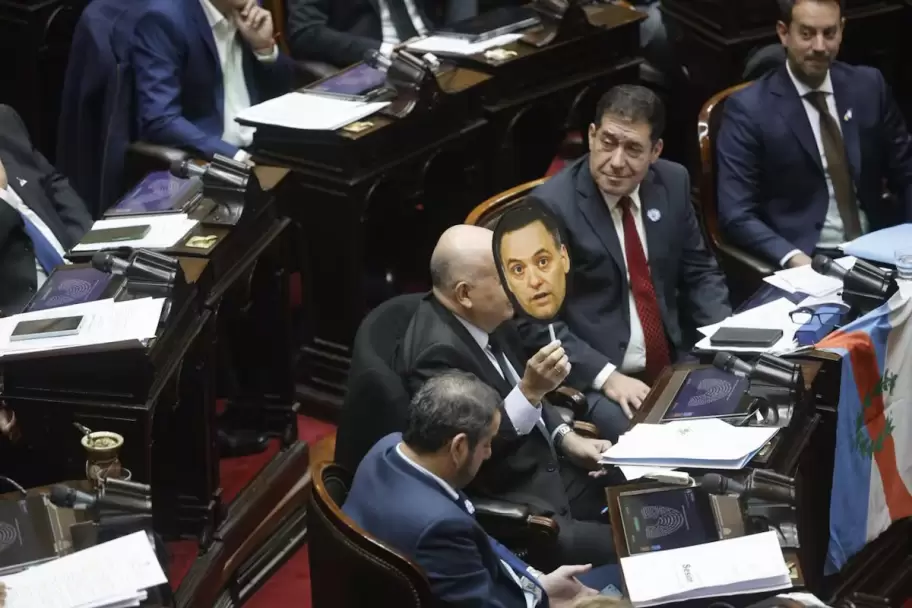 Aldo Leiva con una careta de Adorni