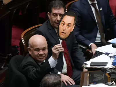 Aldo Leiva con una careta de Adorni