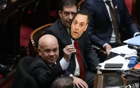 Aldo Leiva con una careta de Adorni