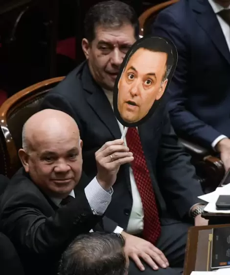 Aldo Leiva con una careta de Adorni