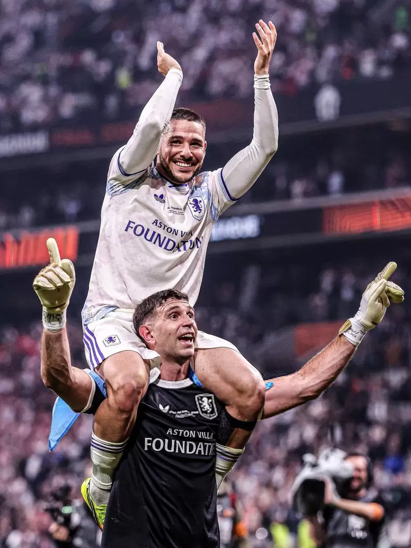 Los marplatenses Emiliano Buendía y Emiliano "Dibu" Martínez tras ganar la Europa League con el Aston Villa.