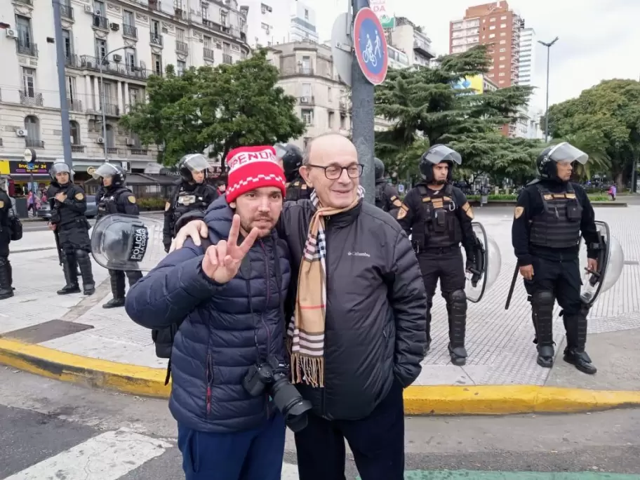 El fotoreportero Pablo Grillo junto al diputado nacional Leopoldo Moreau.