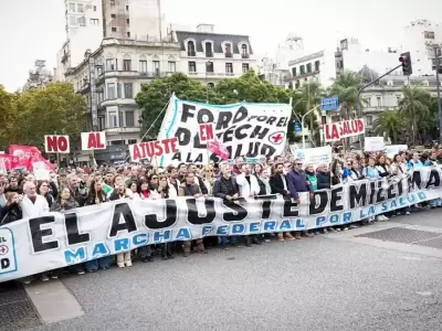 "El ajuste de Milei mata", la consigna de la cabecera de la Marcha Federal de la Salud.